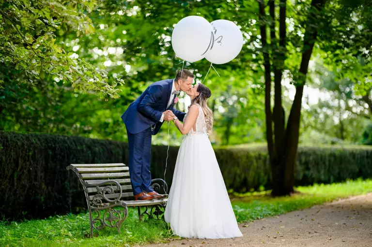 Brautpaar Kuss Mr Mrs Luftballons Park Kopie – Hochzeitsfoto von Norman Reichelt