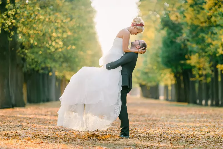 Brautpaar Hebefigur Hochzeit Im Herbst Allee Romantisch – Hochzeitsfoto von Norman Reichelt
