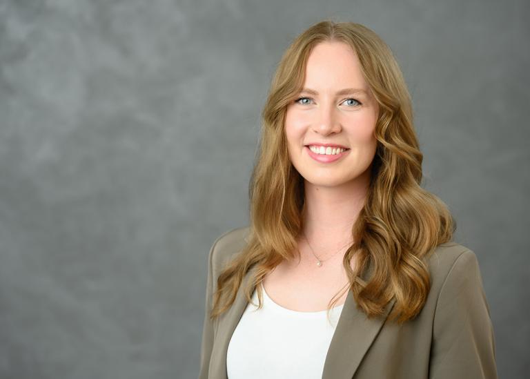 Bewerbungsbild einer Frau im Studio