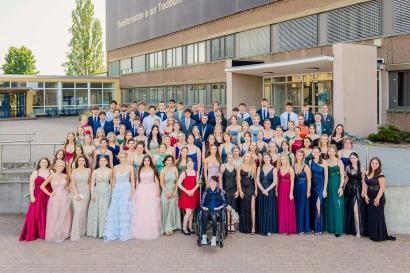 Gruppenbild des Abiturjahrgangs 2026 des Brecht-Gymnasiums vor der Abifeier bei ZF in Brandenburg an der Havel – Abschlussfotos von Norman Reichelt