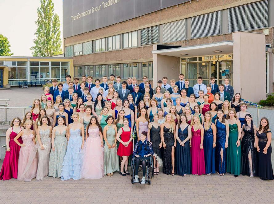 Gruppenbild des Abiturjahrgangs 2026 des Brecht-Gymnasiums vor der Abifeier bei ZF in Brandenburg an der Havel – Abschlussfotos von Norman Reichelt